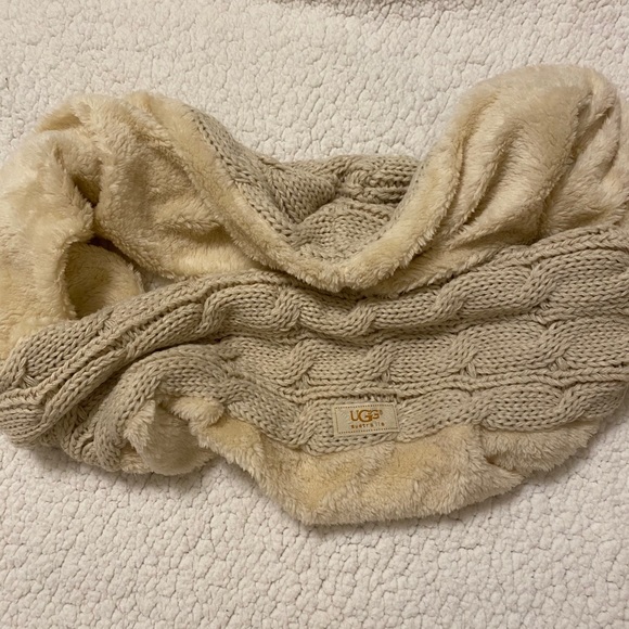 Black Friday sale on ugg hat and scarf sets - Picture 2 of 7